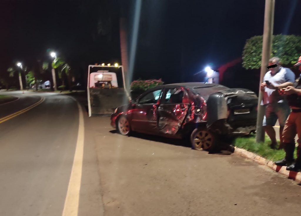 Condutora perde controle da direção e colide carro contra poste na PR-495 em Entre Rios do Oeste