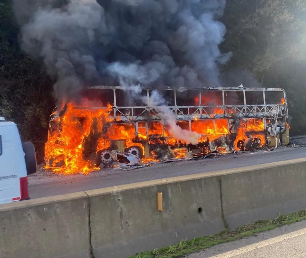 Ônibus de turismo pega fogo na BR-277, em Morretes
