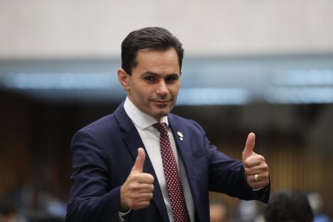 Deputado que mais gastou em passagens aéreas em 2023 processa Azul e ganha R$ 5 mil por danos morais