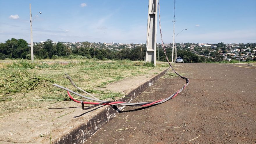Cabos de energia são arrancados e ficam caídos sobre via no Cascavel Velho