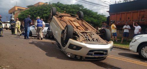 Sonic capota após acidente de trânsito no Santa Felicidade