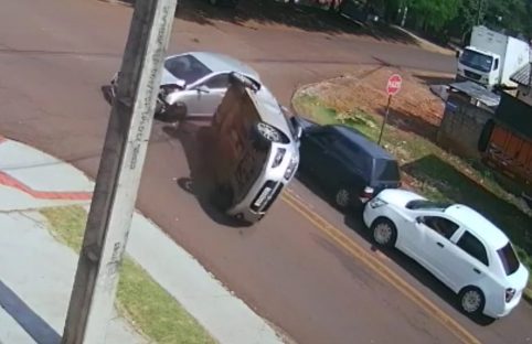 Vídeo mostra carro capotando durante colisão entre quatro veículos