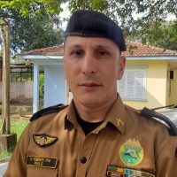 Imagem referente a Comandante da Patrulha Escolar fala sobre caso de estudante que carregava arma de airsoft no Colégio Eleodoro