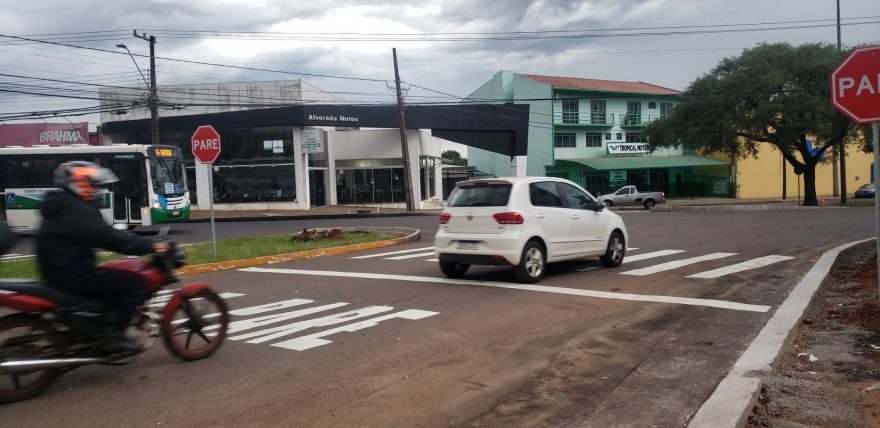 Falta de sinalização não é… Motoristas avançam a preferencial e podem causar acidentes