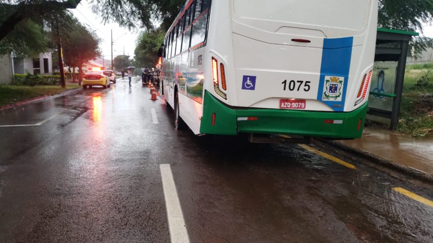 Mulher em surto fica ferida em acidente entre carro e ônibus no Coqueiral