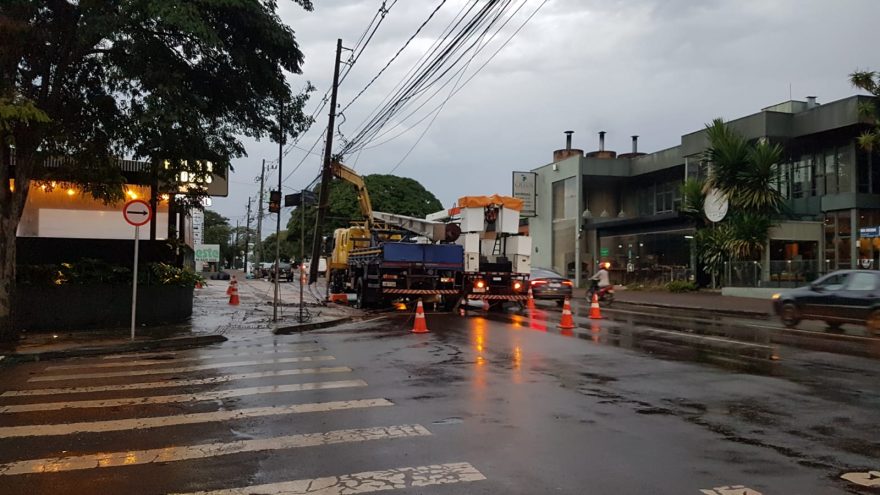 Poste é substituído após acidente na Rua Erechim