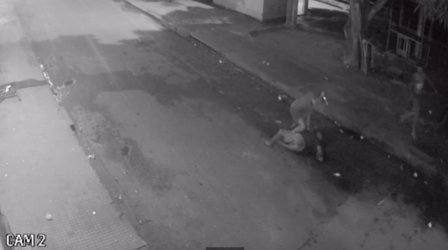 Câmera flagra homem sendo brutalmente assassinado com facadas