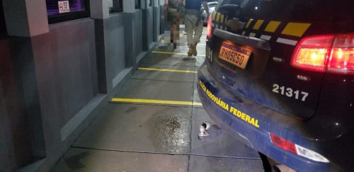 Mulher é presa com 26 quilos de cocaína, pistolas e carregadores na BR-277