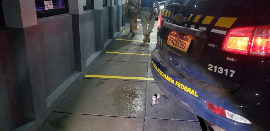 Mulher é presa com 26 quilos de cocaína, pistolas e carregadores na BR-277