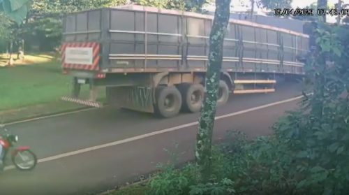 Vídeo flagra carreta se desengatando no bairro Neva; motociclista escapa por pouco de acidente