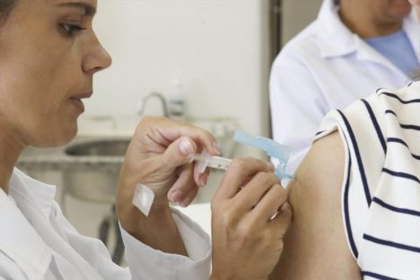 Saúde de Curitiba amplia público da vacinação contra gripe na segunda-feira Imagem referente a Saúde de Curitiba amplia público da vacinação contra gripe na segunda-feira