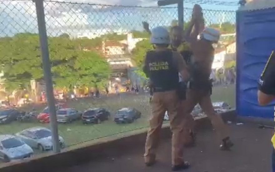 Vídeo flagra briga entre torcedor do FC Cascavel e policial militar no Estádio
