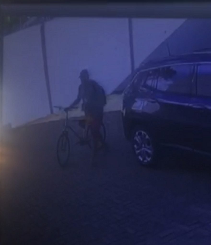 Imagens mostram furto de bicicleta no Centro