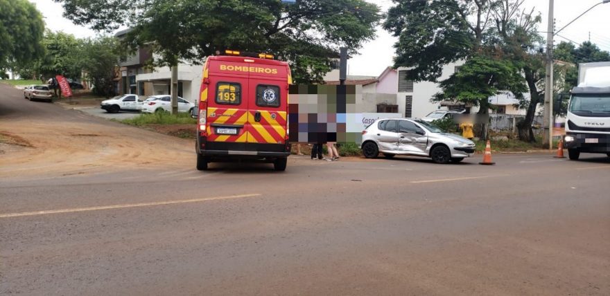 Bebê de um ano é avaliado após acidente entre dois veículos na Rua Jorge Lacerda