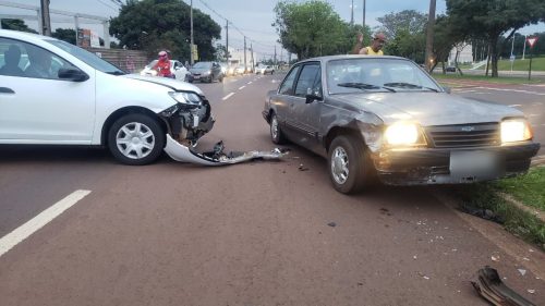 Motorista fica ferido em acidente entre Monza e Sandero na Avenida Tancredo Neves