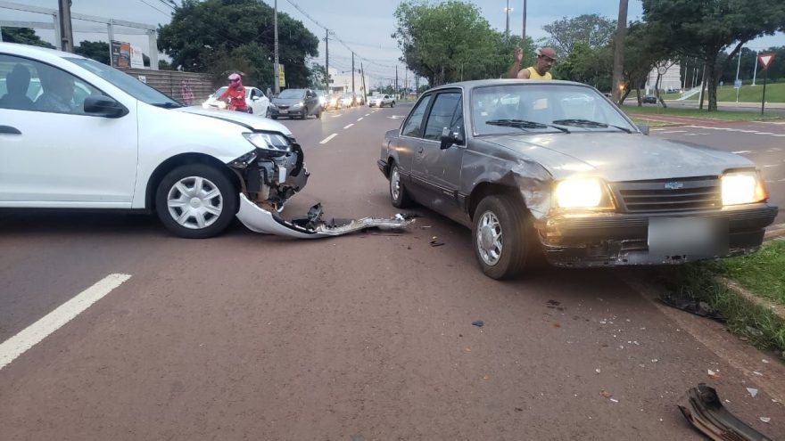 Motorista fica ferido em acidente entre Monza e Sandero na Avenida Tancredo Neves