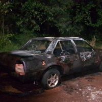 Imagem referente a Monza utilizado em homicídio é encontrado destruído após incêndio no 14 de Novembro
