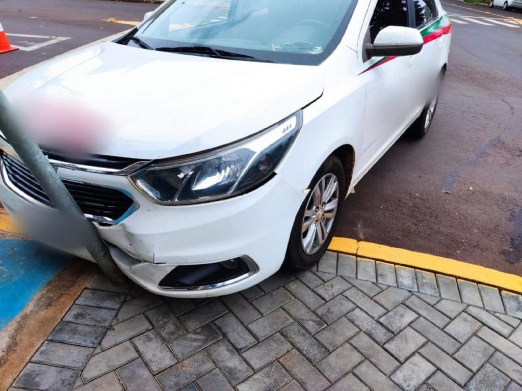 Homem passa mal e bate táxi no centro de Marechal Rondon
