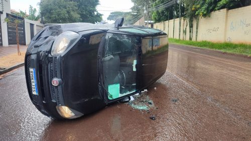 Uno tomba após colisão com Fiesta no Bairro Neva, em Cascavel