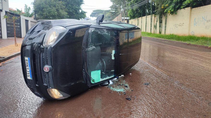 Uno tomba após colisão com Fiesta no Bairro Neva, em Cascavel