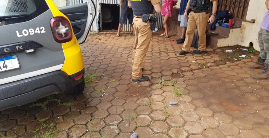 PM realiza abordagens em imóvel abandonado nas proximidades da Av. Tancredo Neves