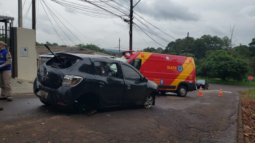 Gestante fica ferida após capotar carro no Jardim Nova Cidade