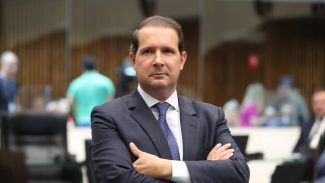 ALEP: 1ª Vice Presidência gasta mais de R$ 230 mil em cargos comissionados sob liderança do Deputado Marcel Micheletto ALEP: 1ª Vice Presidência gasta mais de R$ 230 mil em cargos comissionados sob liderança do Deputado Marcel Micheletto
