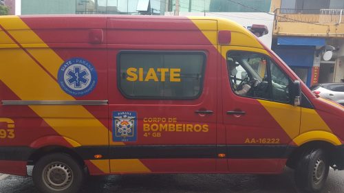Motociclista fica ferida em acidente na Rua Paraná, no Centro