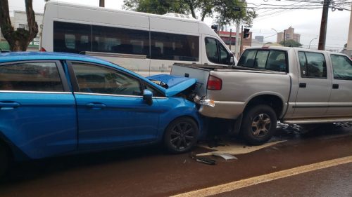 S10 é atingida na traseira por Ford Fiesta na Avenida Brasil