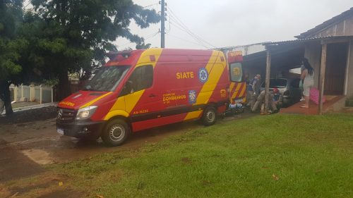 Vítima de queda é socorrida pelo Siate no Bairro Claudete