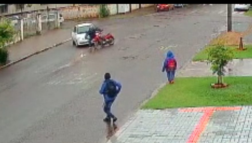 Vídeo mostra carro fazendo conversão no meio da rua e sendo atingido por moto