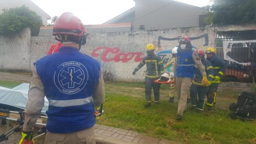 Casal e criança ficam feridos em forte colisão na Avenida Comil