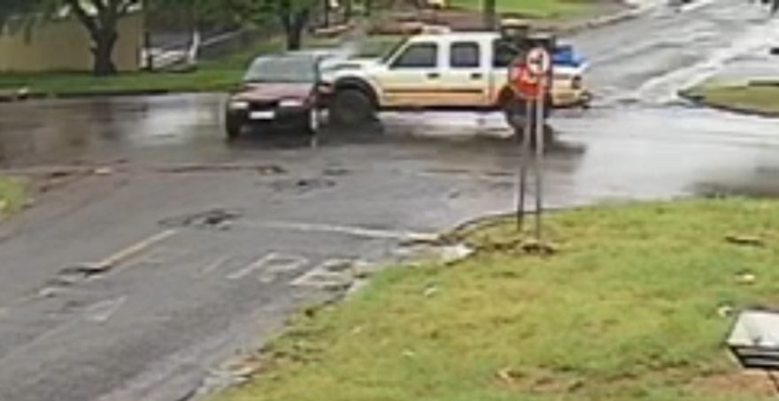 Vídeo mostra caminhonete atingindo Fiesta no Cascavel Velho