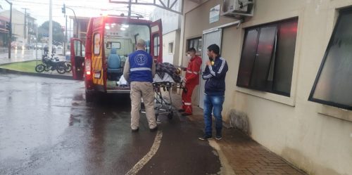 Mulher sofre queda e é atendida pelo Siate