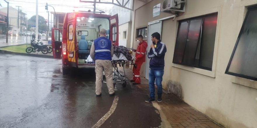 Mulher sofre queda e é atendida pelo Siate