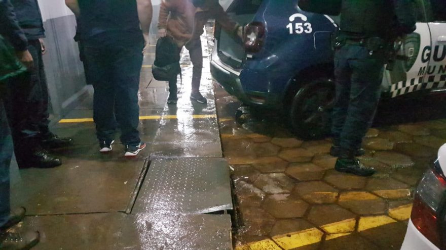 Homem é detido por furtar luminárias em antiga sede da GM