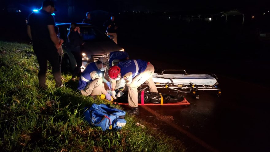 Motociclista fica ferido ao rampar mureta e cair de moto BR-277 em Cascavel