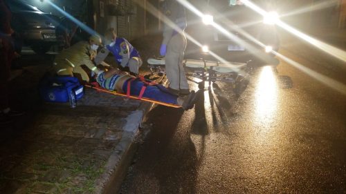 Homem tropeça, cai na calçada e sofre contusão no crânio no 14 de Novembro