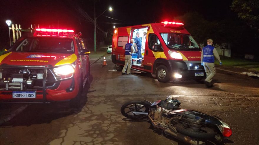 Motociclista sofre acidente e recebe atendimento do Siate no bairro Santa Cruz