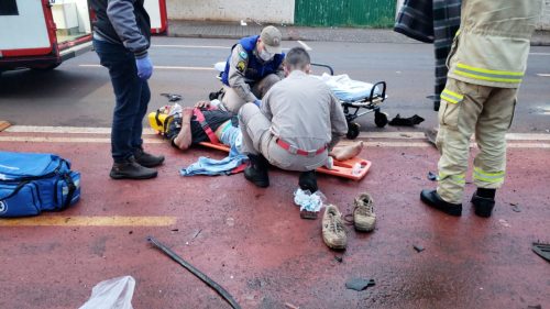 Colisão frontal entre moto e carro deixa jovem em estado grave na Avenida Piquiri