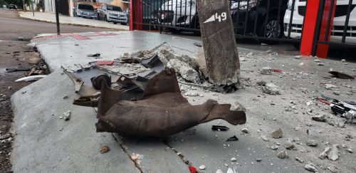 Poste quase é derrubado após colisão no Parque São Paulo