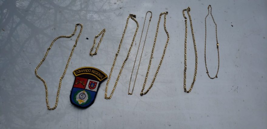 Polícia tenta localizar proprietários de correntinhas que eram vendidas como ouro
