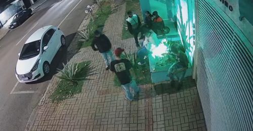 Câmera flagra jovens praticando vandalismo no Centro