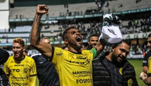 “A palavra ‘desistir’ não entrou no CT durante todo esse ano”, afirma o capitão do FC Cascavel