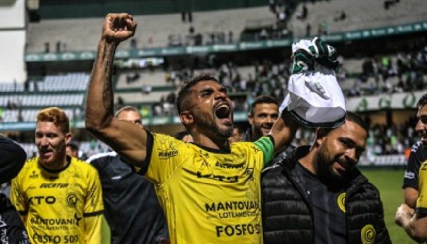 “A palavra ‘desistir’ não entrou no CT durante todo esse ano”, afirma o capitão do FC Cascavel