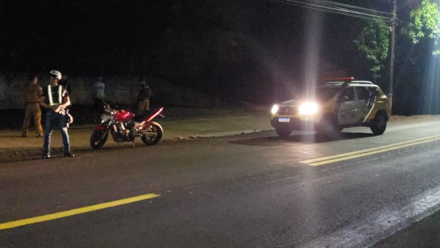 Homem sem capacete e com Hornet com pendência e adulterada é abordado em frente a 15ª SDP