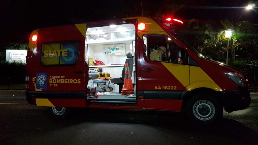 Pneu de moto estoura, motociclista sofre queda e fica ferida, no Centro