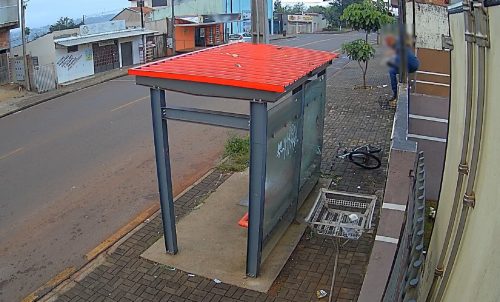 Câmera de segurança flagra furto de bicicleta no Jardim Tarumã