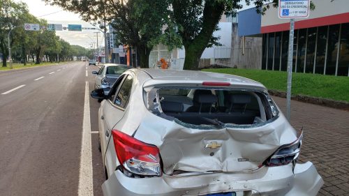 Caminhonete provoca acidente e foge do local; dois veículos ficaram destruídos