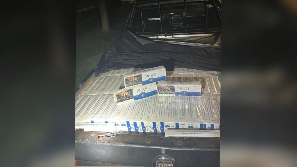 PRE detém dois e apreende carga de cigarros contrabandeados em Iracema do Oeste